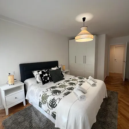 Centro Cabrales 31 아파트 기욘